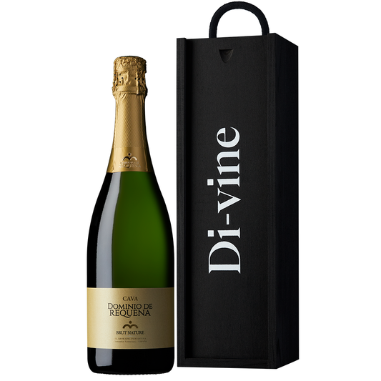 Front view of a bottle of Pago de Tharsys Cava Dominio De Requena Brut Nature and a black wooden gift box with “Di-vine” printed in white of the lid. All on a white background